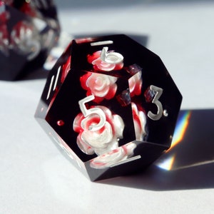 Unloved - conjunto de dados artesanais de resina com bordas afiadas e motivos florais para D&D, Dungeons and Dragons e RPG. Dados com rosas, elegantes.