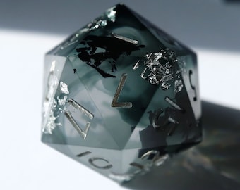 Gravensworn - dés fumés, jeu de dés tranchants en résine faits main pour D&D, D&D, donjons et dragons, dés RPG, dés sombres, dés noirs et blancs
