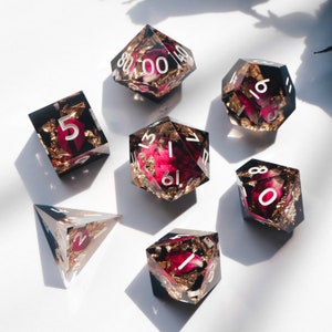 Amado - Juego de dados DND de borde afilado de resina hechos a mano con flores reales para DnD, D&D, Dungeons and Dragons, dados de rol, dados de rosa, elegante