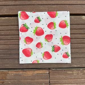 Napkin lined in children's pattern fabric Fraises