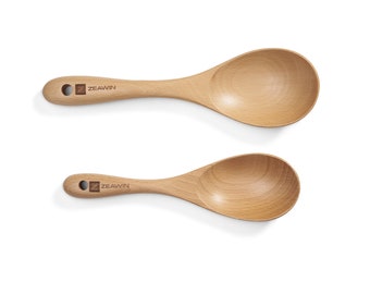 Zestaw 2 ręcznie robionych drewnianych łyżek marki Zeawin, zestaw przyborów kuchennych do codziennego przygotowywania posiłków, gotowania, serwowania i sosowania.
