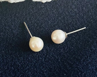 Clous d'oreilles en perles de 6 mm, boucles d'oreilles minimalistes, boucles d'oreilles de mariage parfaites, cadeau de demoiselle d'honneur, clous d'oreilles en perles d'eau douce or argent
