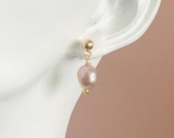 Boucles d'oreilles baroques en perles, Cadeaux de demoiselle d'honneur, Boucles d'oreilles minimalistes, Bijoux en perles, Boucles d'oreilles délicates en perles, Cadeau pour elle, Boucles d'oreilles pendantes en perles de bal