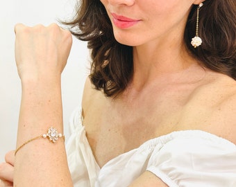 Gold Pearl And Crystal Bracelet, Dainty Tiny Pearl Bracelet, Birthstone Bracelet, Layering Bracelet, Wedding Bracelet, Minimalist Bracelet