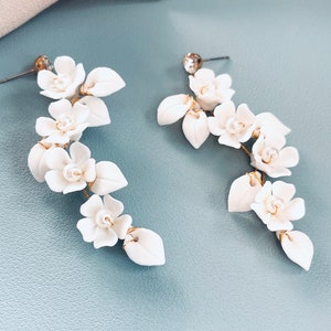 Weiße Blume Ohrringe, Ton Blume und Muschel Perle Schmuck, Weiße Ton Floral Zierliche Kronleuchter Schmuck, Porzellan Ton Blume Ohrringe