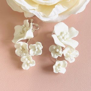 Porzellan Keramik Weiß Blume Ohrringe, Ton Blume und Muschel Perle Ohrringe, Weiß Braut Ton florale zierliche Statement Ohrringe