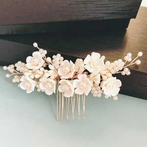 White Flower Pearl Hair Comb, Porcelain Flower Headpiece, White Floral Blossom Pearl Hair Comb, Delicate Clay Bridal Headpiece, Floral Comb