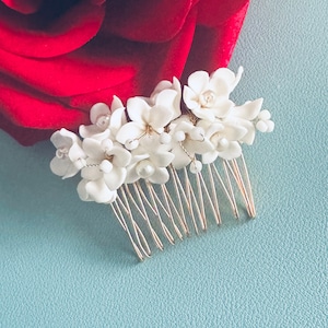 6cm Gold Clay Flower With Pearl Hair Comb, Bridal Clay Floral Hairpiece, Polymer Clay Flower Hair Jewelry, White Flower Hair Comb