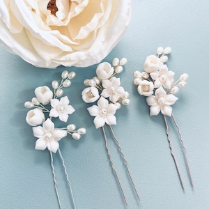 Clay Flower And Pearl Hairpins, White Polymer Clay Hairpin, White Flower Bridal Headpiece, Floral Wedding Accessory, Boho Flower Headpin