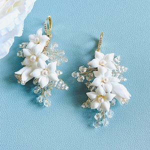 Orecchini floreali in oro, orecchini floreali in argilla da sposa, orecchini pendenti in argilla bianca, gioielli floreali in argilla polimerica, gioielli floreali in argilla