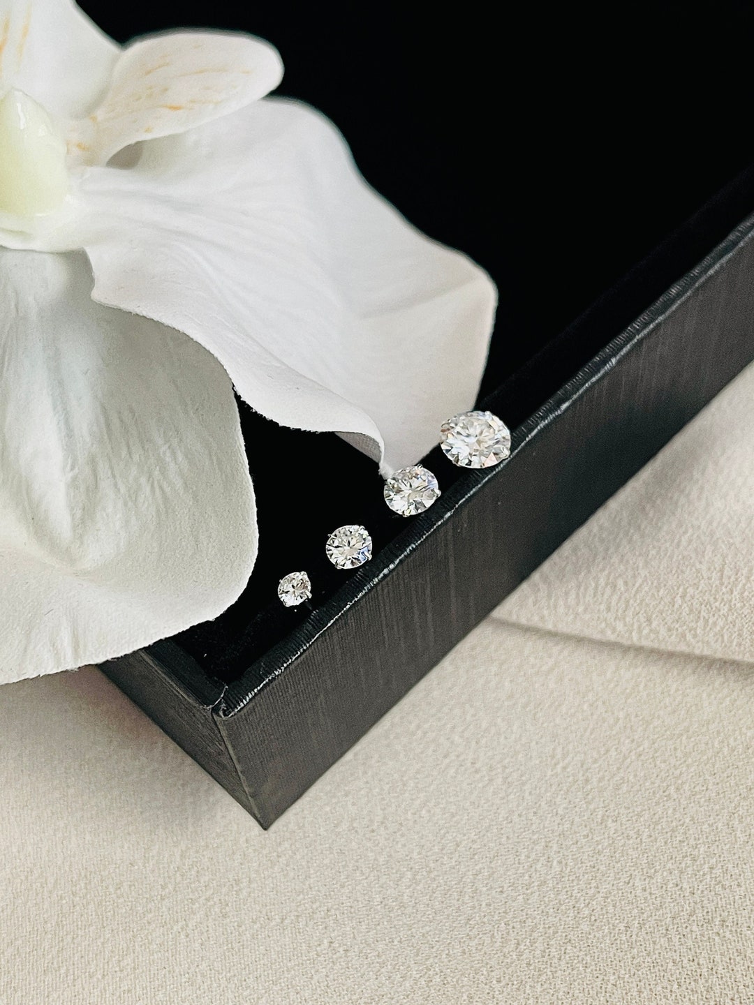 Moissanite 1ct 925 Sterling Silver Stud Earrings Unisex Retro Classic Wedding main image 1