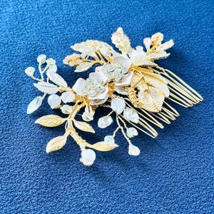 Vintage Gold Floral Hair Comb with Pearls and Crystals – Elegant Bridal Hairpiece for Wedding or Special Occasion