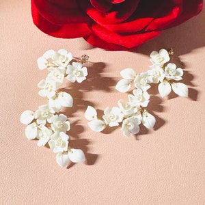 Elegante Weiße Ton Blumen Ohrringe, Ton Blume Und Muschel Perlen Schmuck, Weiße Porzellan Ton Floral Zierliche Kronleuchter Ohrringe