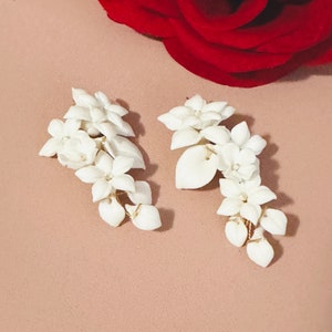 Boucles d'oreilles 6 cm or blanc quatre fleurs avec feuilles, boucles d'oreilles florales de mariée, boucles d'oreilles fleurs chandelier, boucles d'oreilles fleurs de mariage image 2