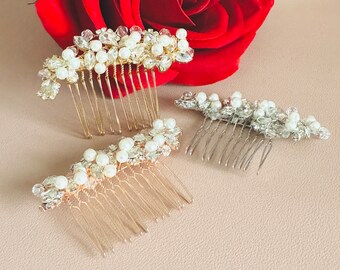 Puede incluir: Tres peinetas decorativas con detalles de perlas y cristales. Las peinetas tienen acabados metálicos dorados, plateados y oro rosa. Una gran rosa roja en el fondo. Diseñadas para ocasiones especiales.