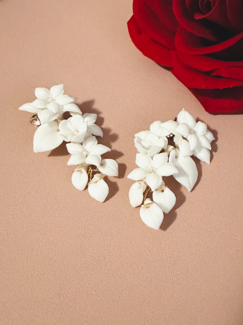 Boucles d'oreilles 6 cm or blanc quatre fleurs avec feuilles, boucles d'oreilles florales de mariée, boucles d'oreilles fleurs chandelier, boucles d'oreilles fleurs de mariage image 3