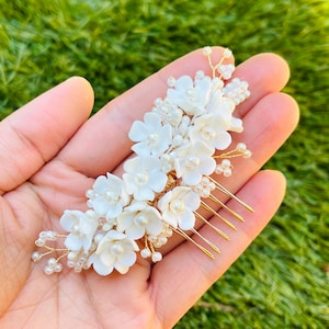 White Flower Pearl Hair Comb, Porcelain Flower Headpiece, White Floral Blossom Pearl Hair Comb, Wedding Delicate Clay Bridal Headpiece