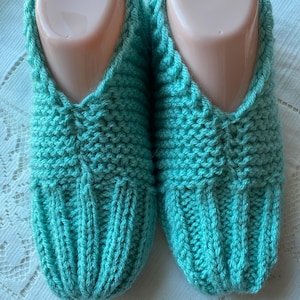 Pantufas de malha quentes e aconchegantes feitas à mão