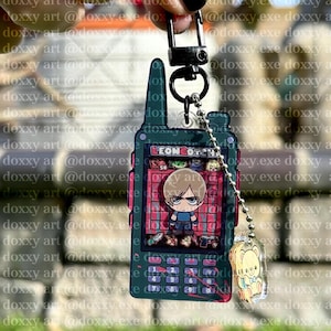 Leon Kennedy Tamagotchi Telefon Virtuelle Haustier Acryl 3D Charme || Resident Evil 4 RE4R RE4 Horror Süßer Kawaii Anime Schlüsselanhänger Chibi Mini Doxxy Bild 4