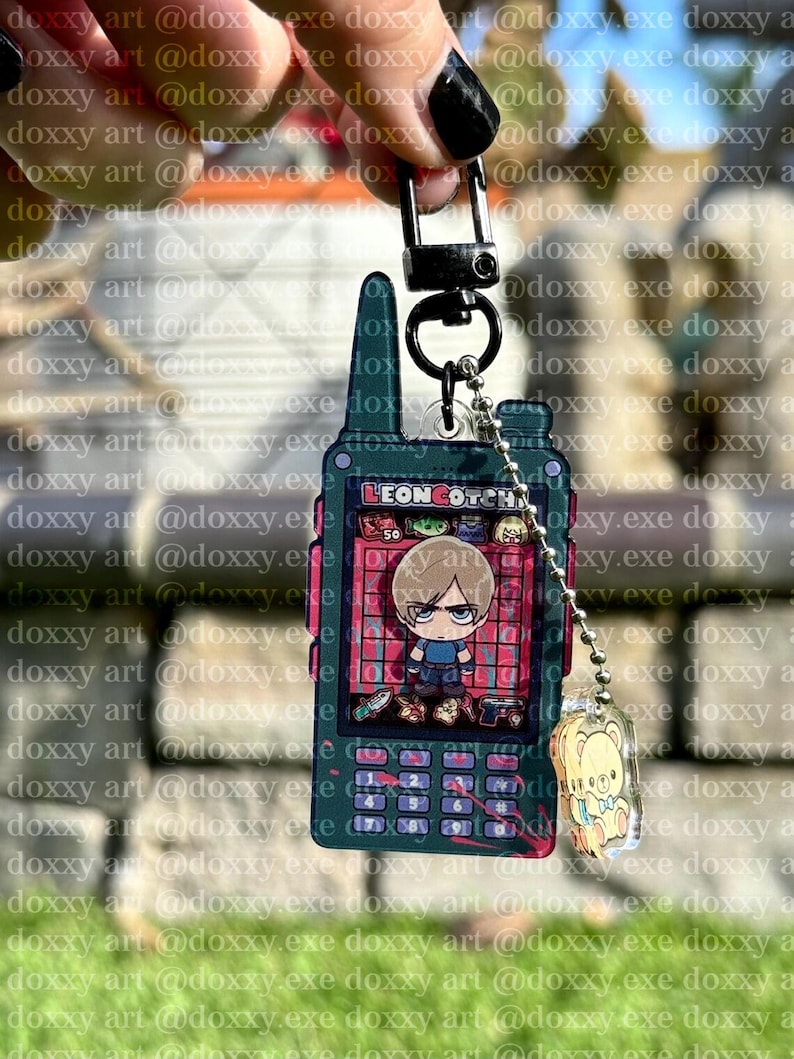 Leon Kennedy Tamagotchi Telefon Virtuelle Haustier Acryl 3D Charme || Resident Evil 4 RE4R RE4 Horror Süßer Kawaii Anime Schlüsselanhänger Chibi Mini Doxxy Bild 4
