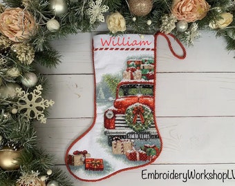 Calcetín navideño personalizado terminado con el camión de Papá Noel y regalos, bordado a punto de cruz, decoración navideña para el hogar, repisa de chimenea, reliquia familiar.