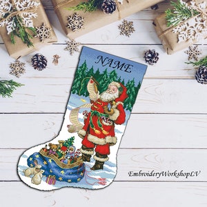 Könnte beinhalten: Ein Weihnachtsstrumpf mit einem Kreuzstichmotiv von Santa Claus, der eine lange Liste in einem verschneiten Wald hält. Ein blauer Sack voller Spielzeug und zwei Hasen befinden sich am Fuß. Das Wort NAME steht oben, EmbroideryWorkshopLV unten.