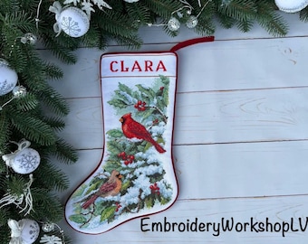 Personalisierter Weihnachtsstrumpf mit gestickten Schnee-Kardinälen Familien-Weihnachtsstrumpf-Weihnachtsgeschenk-handgemachtes Weihnachtsdekor-Heimdekor-Weinlese-Weihnachtsstrumpf