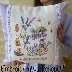 Funda de almohada bordada Escena de verano Campo de lavanda Bordado Vintage Decoración para el hogar Punto de cruz personalizado Flores de lavanda Decoración Regalo para el hogar