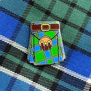 Scottish Kilt Enamel Pin — Full Color Hard Enamel Tartan Scotland Kilt Sporran Blue Green Silver