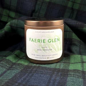 Faerie Glen 10 Ounce Candle — met de hand gegoten soja-geurende bergdennenmos Petrichor Schotse cadeau handgemaakte kaars Schotse hooglanden