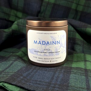 Madainn 10 Ounce Candle — met de hand gegoten soja-geurende bergdennenbronwater Schots cadeau handgemaakte kaars Schotse hooglanden