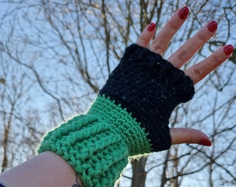 Crochet pattern - Wrist warmers with rib edge. Made with Rico Creative's Gluhwurmchen chunky yarn. Easy, quick and fun project