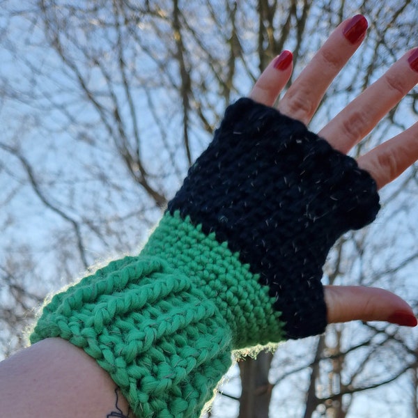 Crochet pattern - Wrist warmers with rib edge. Made with Rico Creative's Gluhwurmchen chunky yarn. Easy, quick and fun project