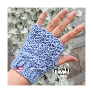 Puede incluir: Un guante sin dedos de ganchillo azul claro con un borde festoneado. El guante está hecho de un hilo texturizado y tiene un puño acanalado. La imagen incluye el texto "US terminology" y una pequeña bandera estadounidense.