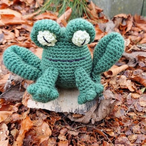 Crochet pattern PDF. Little frog with big googly eyes, long jumpy frog legs and a happy smile. Thorough instructions, great project for all