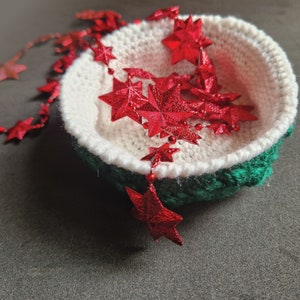 Crochet pattern PDF - Small puff-stitch patterned Christmas basket with white lining. Decoration and storage for snacks or knick-knacks.