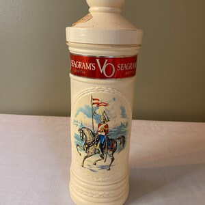 ¡RARO! Portabotellas de plástico &quot;Seagram&#39;s VO&quot; Guardsman de 1975
