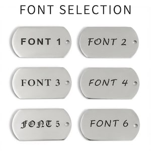 Puede incluir: Una selecci&oacute;n de seis etiquetas met&aacute;licas plateadas, cada una mostrando un estilo de fuente diferente. El texto "FONT SELECTION" est&aacute; en la parte superior. Cada etiqueta est&aacute; etiquetada con un n&uacute;mero de fuente del 1 al 6, mostrando varias opciones de tipograf&iacute;a.