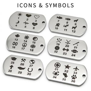 Puede incluir: Una colecci&oacute;n de colgantes plateados con forma de chapa de perro, cada uno grabado con un icono y un n&uacute;mero diferentes. Las chapas presentan s&iacute;mbolos como un sol, un coraz&oacute;n, el s&iacute;mbolo del infinito, un birrete y una huella de pata. El texto "ICONS & SYMBOLS" est&aacute; en la parte superior.