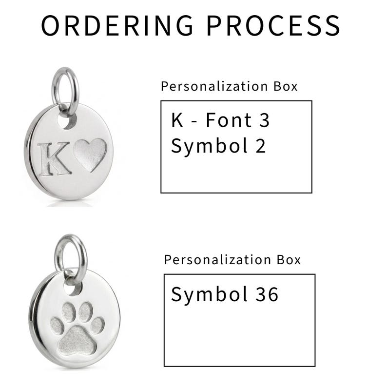 Puede incluir: Dos colgantes redondos plateados. Uno con un coraz&oacute;n y la letra "K", el otro con una huella de pata. La imagen incluye texto: "ORDERING PROCESS", "Personalization Box", "K - Font 3 Symbol 2" y "Symbol 36".