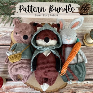Op de afbeelding: Haakpatroonbundel voor een beer, vos en konijn. De dieren dragen schattige outfits en houden accessoires vast. De patroonbundel heet "Pattern Bundle Bear | Fox | Rabbit".