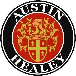 Pode incluir: Um logotipo circular preto e branco com o texto "Austin Healey" em letras brancas. O centro do logotipo apresenta um escudo vermelho com um leão dourado e uma crista dourada.