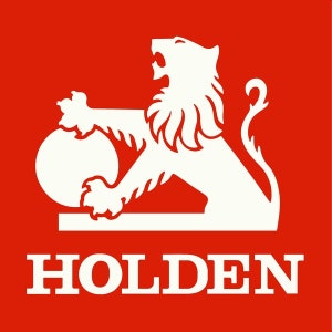 Może przedstawiać: Białe logo lwa na czerwonym tle. Lew stoi na tylnych łapach z przednimi łapami na kuli. Słowo "HOLDEN" jest napisane białymi literami pod lwem.