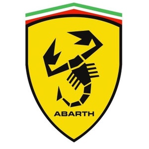 Puede incluir: Un logotipo de escorpión negro sobre un escudo amarillo con una franja roja, blanca y verde en la parte superior. El texto "ABARTH" está debajo del escorpión.