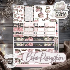Puede incluir: Una hoja de pegatinas imprimibles con ilustraciones de calabazas, carretillas y bandejas escalonadas en tonos rosa, gris y blanco. La hoja incluye varias etiquetas rectangulares, tiras decorativas y el texto Pumpkin Collection.