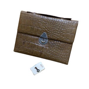 Cartera vintage tipo sobre con cierre de llave de imitación de cocodrilo