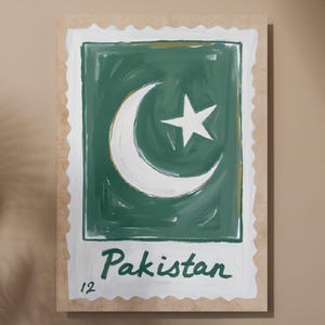 Puede incluir: Una obra de arte rectangular que representa la bandera de Pakistán, diseñada para parecerse a un sello postal. La bandera es verde con una luna creciente y una estrella blancas. La palabra "Pakistán" está escrita debajo en verde.