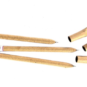 Pode incluir: Tr&ecirc;s canetas de papel castanho com um r&oacute;tulo branco que diz "Lupine" e um desenho de flor roxa. Tamb&eacute;m s&atilde;o mostradas tr&ecirc;s tampas de caneta de papel castanho.