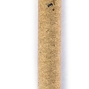 Pode incluir: Uma caneta de madeira marrom com uma ponta prateada e um r&oacute;tulo branco que diz "Spire". A caneta est&aacute; separada de uma base de madeira marrom.