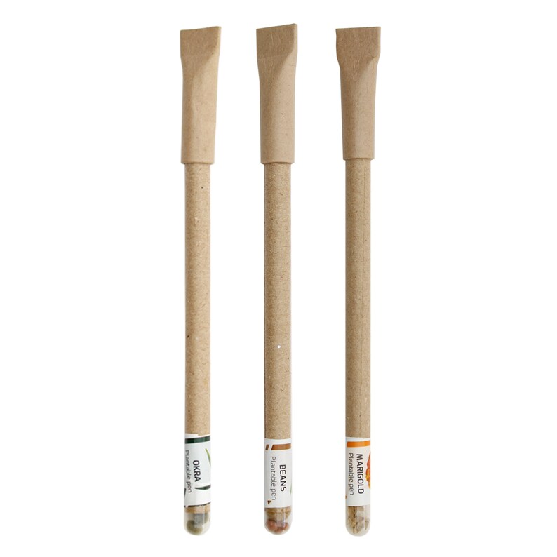 Pode incluir: Tr&ecirc;s canetas de cart&atilde;o castanho com pontas de pl&aacute;stico transparente que cont&ecirc;m sementes. As canetas s&atilde;o etiquetadas como "Marigold Plantable Pen", "Beans Plantable Pen" e "Okra Plantable Pen".